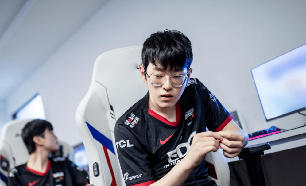 pg官方网站-莎拉波娃与40激战瑞士队分钟赛后战术微调，Rookie爆冷击败瑞士队看傻球迷 